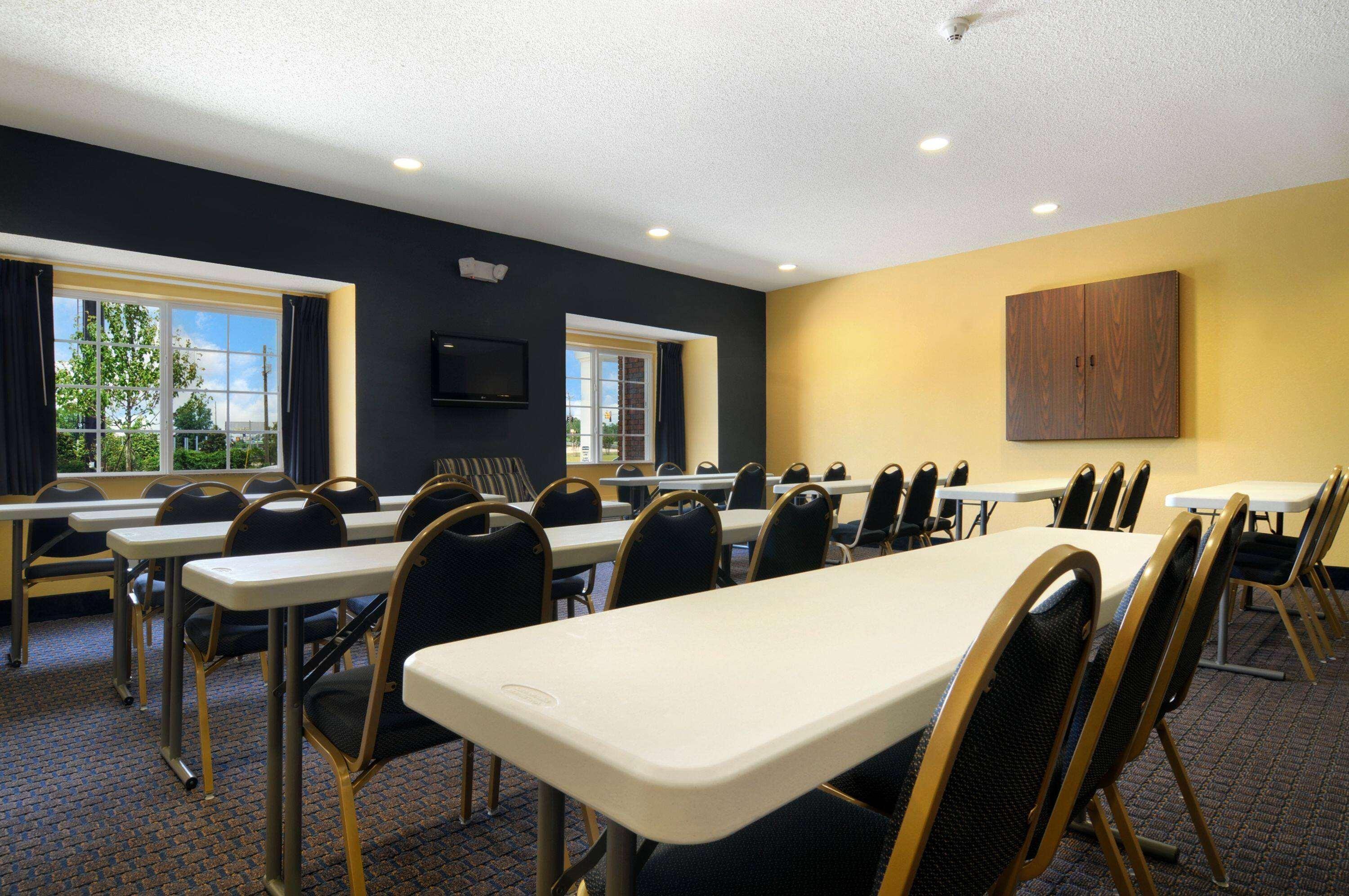 Microtel Inn & Suites By Wyndham Columbus Near Fort Moore מראה חיצוני תמונה